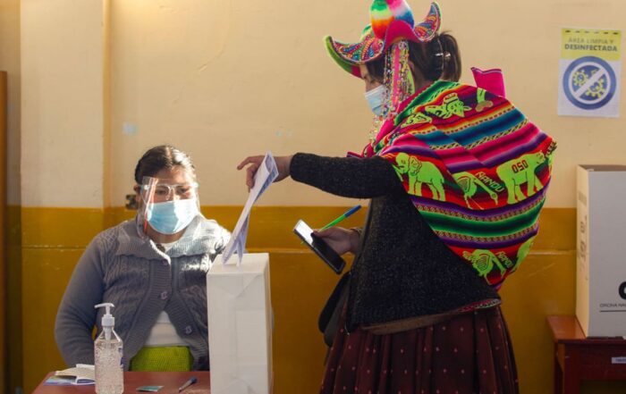 Mujer peruana votando